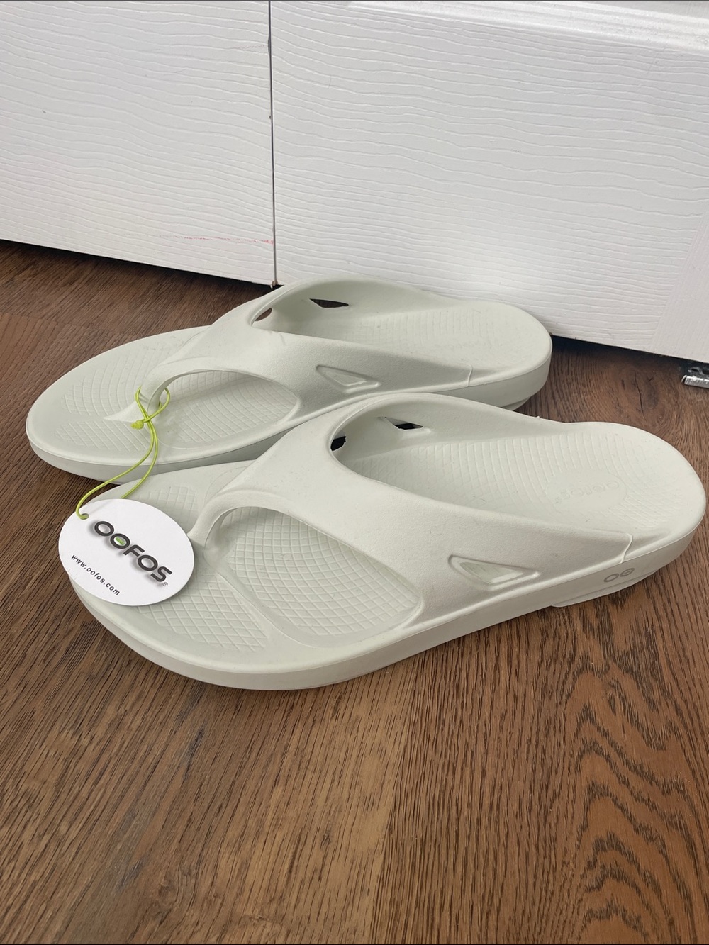NWT OOFOS Men’s Off-White Recovery Flip flops Sandals men’s size 13